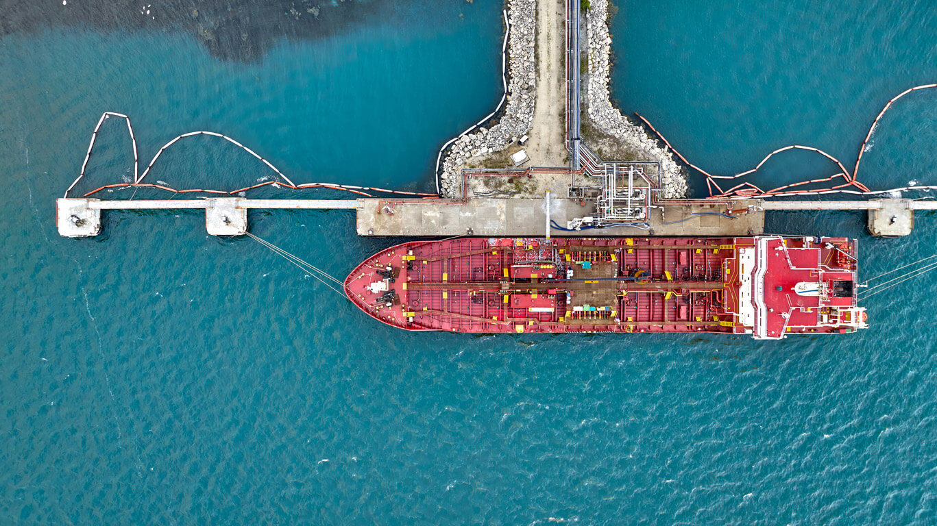 Een foto vanuit de lucht genomen van een "chemical tanker".